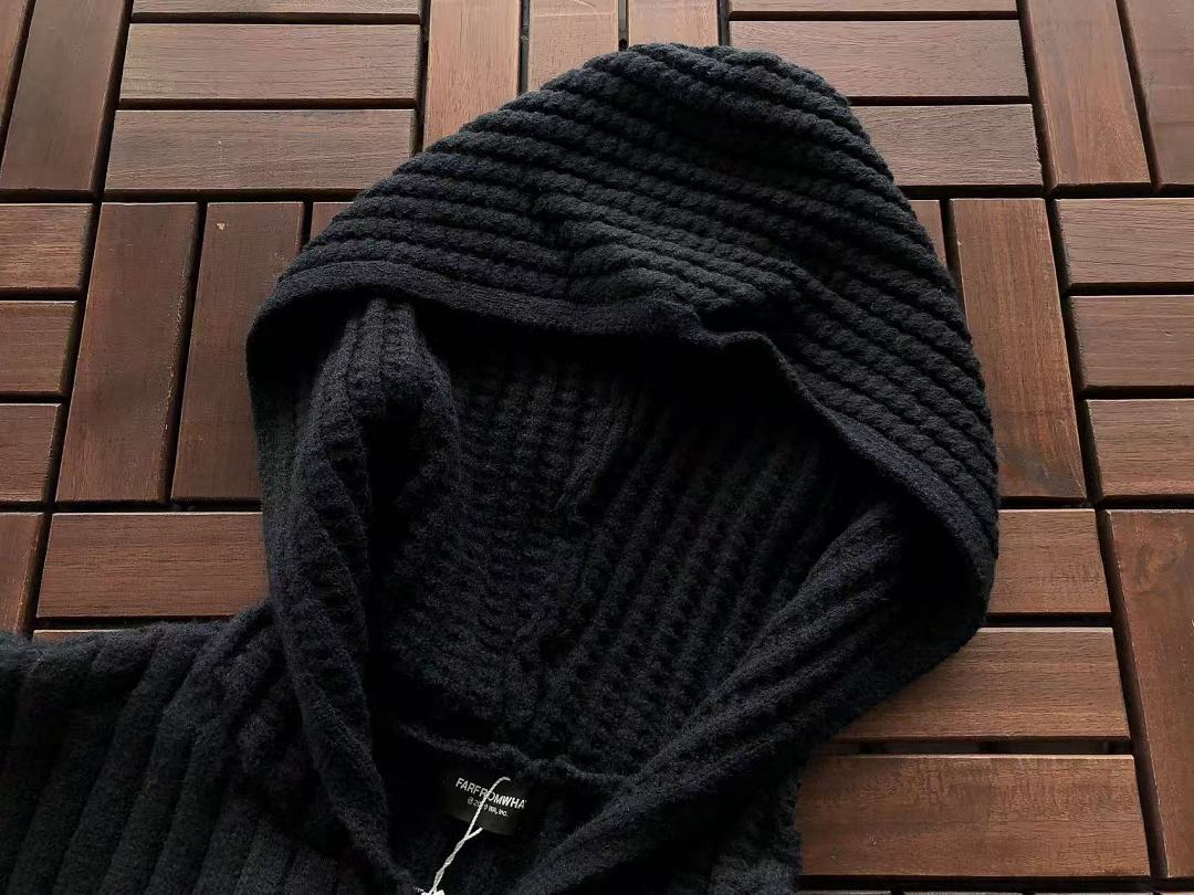 FAR SWEATER