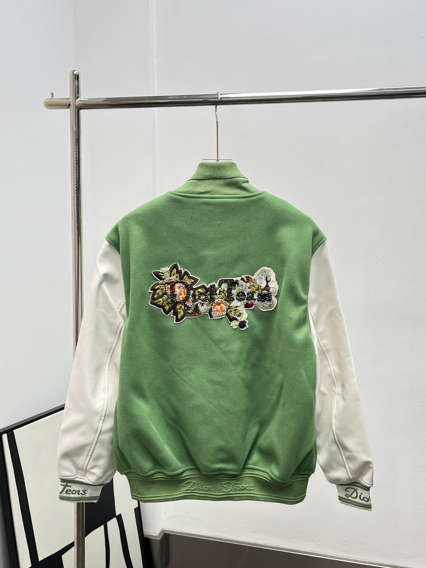 DIOR