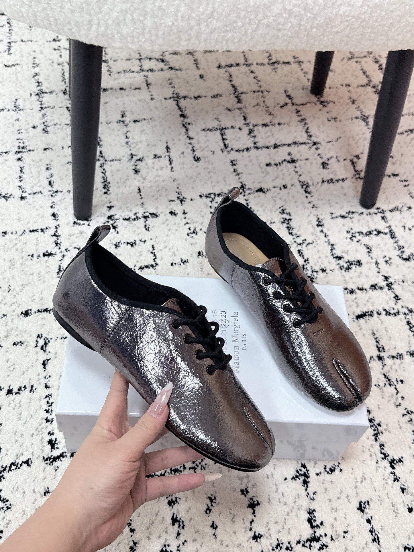 MM Tabi 6-Point Toe Lace-up Shoes Dark Grey Metalic Calfskin 558424