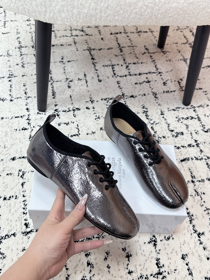 MM Tabi 6-Point Toe Lace-up Shoes Dark Grey Metalic Calfskin 558424