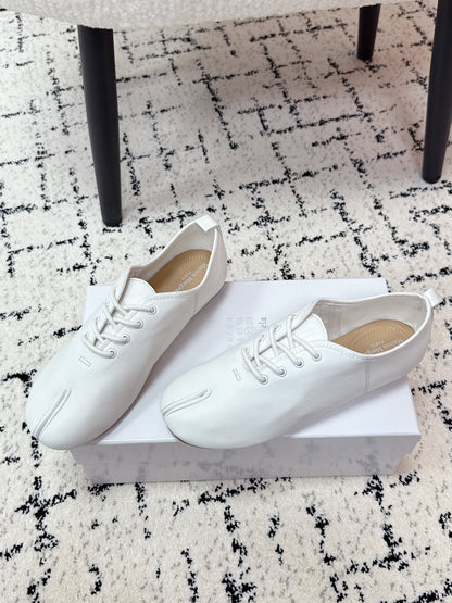 MM Tabi 6-Point Toe Lace-up Shoes White Calfskin 558421