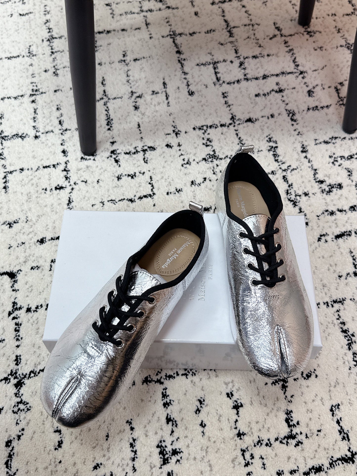 MM Tabi 6-Point Toe Lace-up Shoes Sliver Metalic Calfskin 558425