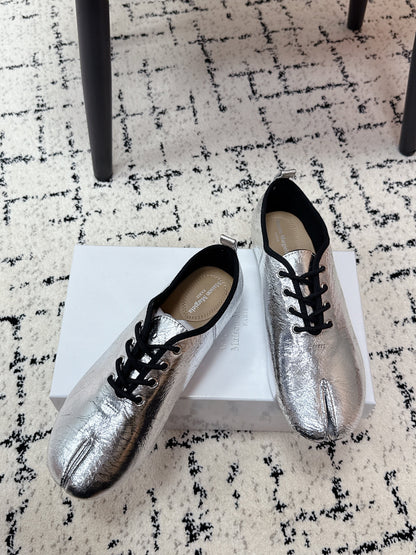 MM Tabi 6-Point Toe Lace-up Shoes Sliver Metalic Calfskin 558425