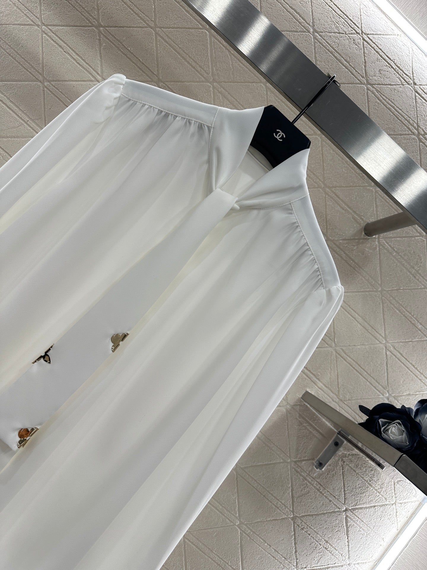 LV25 Pleated Tie-Neck Straight-Shoulder Shirt in White Polyester 294486