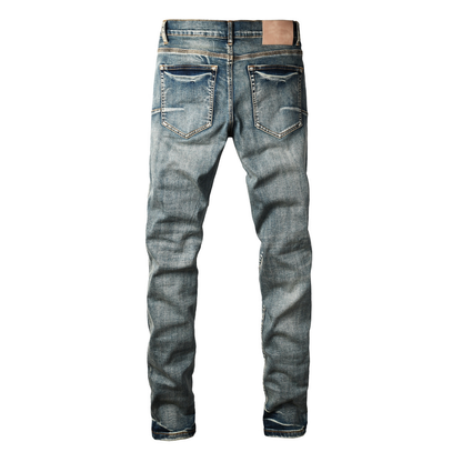 Jeans viola e rossi con toppe rovinate