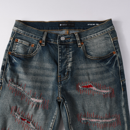 Jeans viola e rossi con toppe rovinate