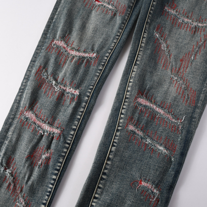 Jeans viola e rossi con toppe rovinate