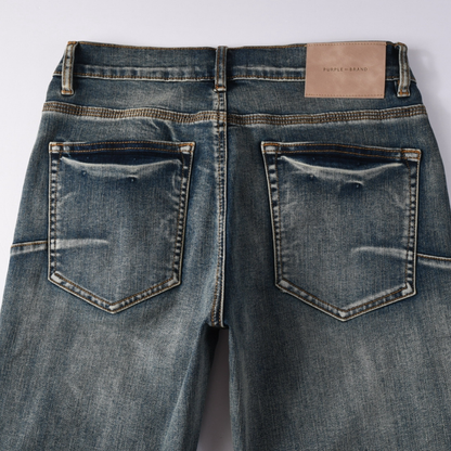 Jeans viola e rossi con toppe rovinate