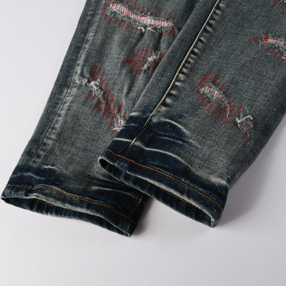 Jeans viola e rossi con toppe rovinate