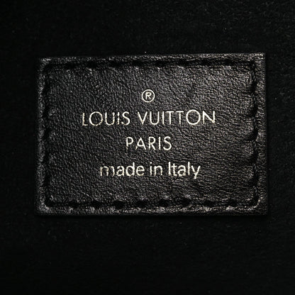 Reverse Monogram Chantilly Lock Black
