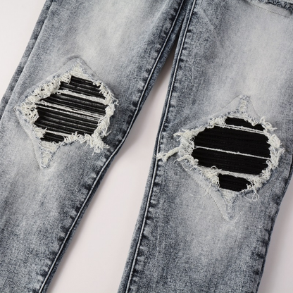 Jeans Amr con toppe nere