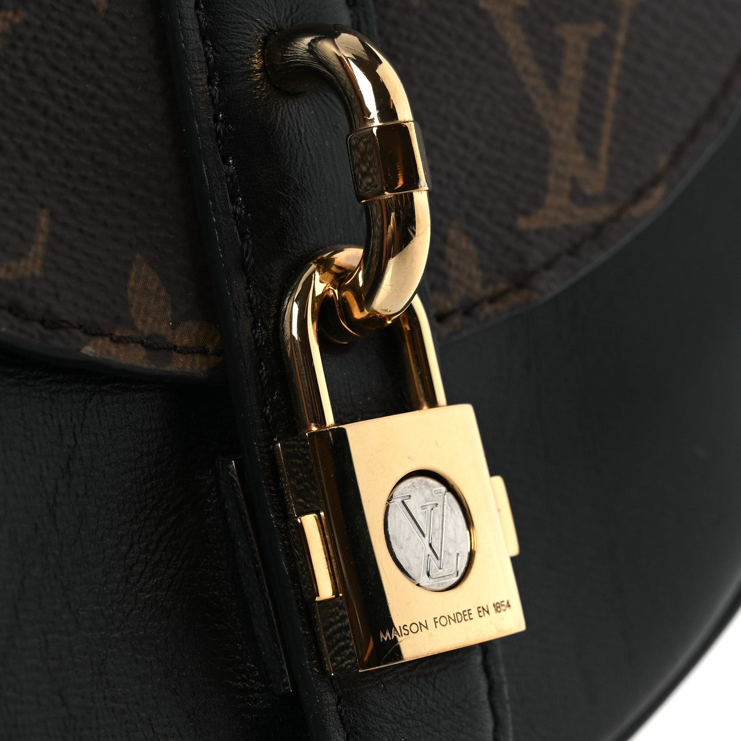 Reverse Monogram Chantilly Lock Black