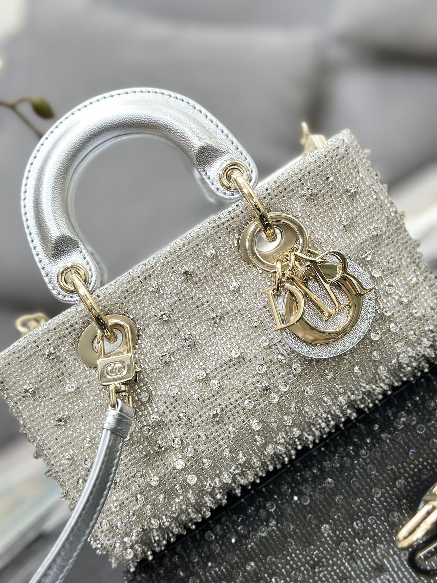 DIOR