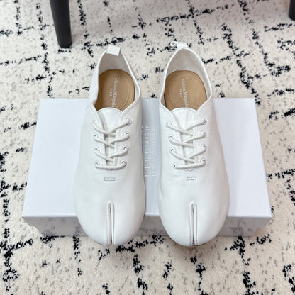 MM Tabi 6-Point Toe Lace-up Shoes White Calfskin 558421
