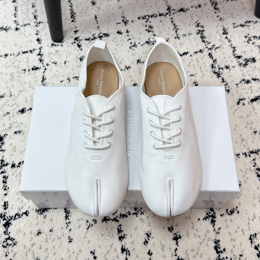 MM Tabi 6-Point Toe Lace-up Shoes White Calfskin 558421