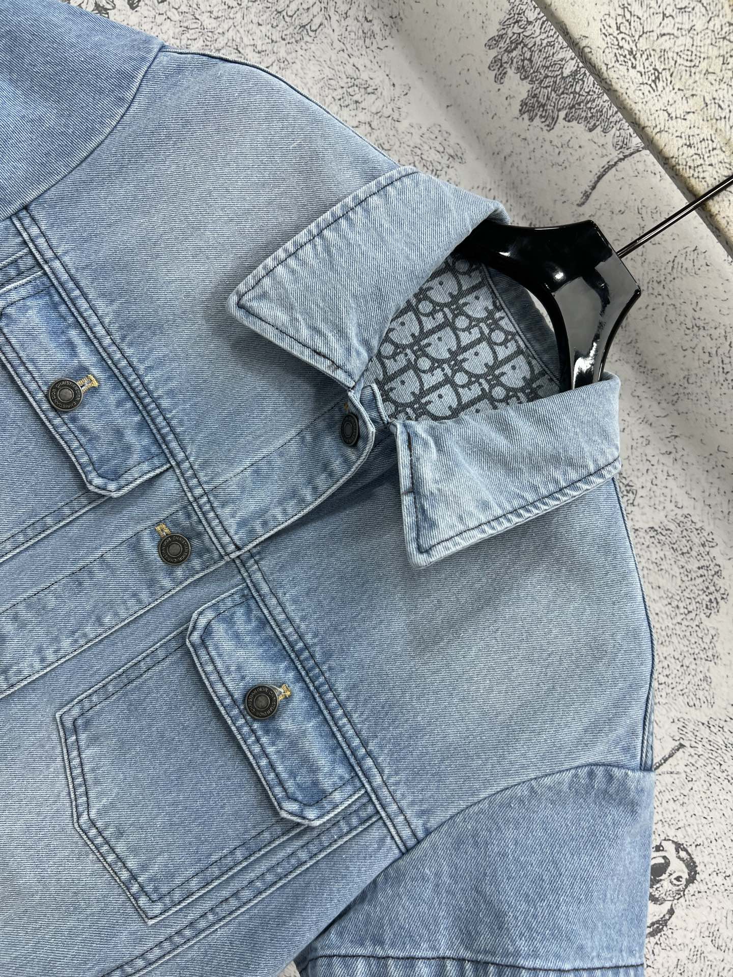 DIOR