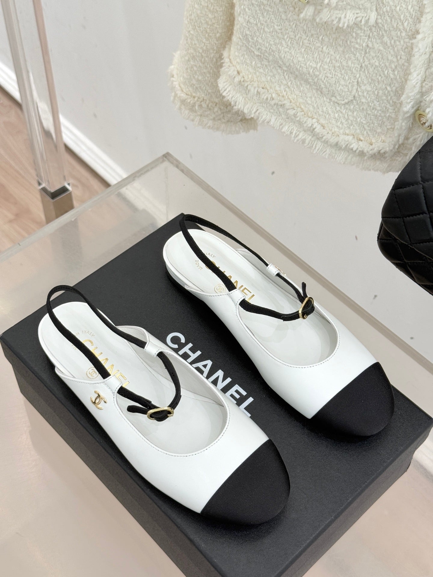 26C Two-tone Double C Flat Shoes Black White Sheeskin 557689