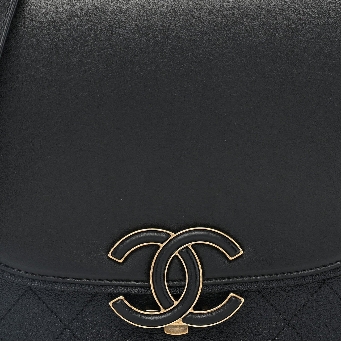 Shiny Calfskin Goatskin Quilted Medium Coco Curve Messenger Flap Black