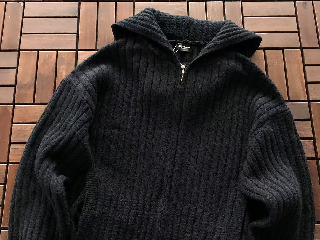 FAR SWEATER