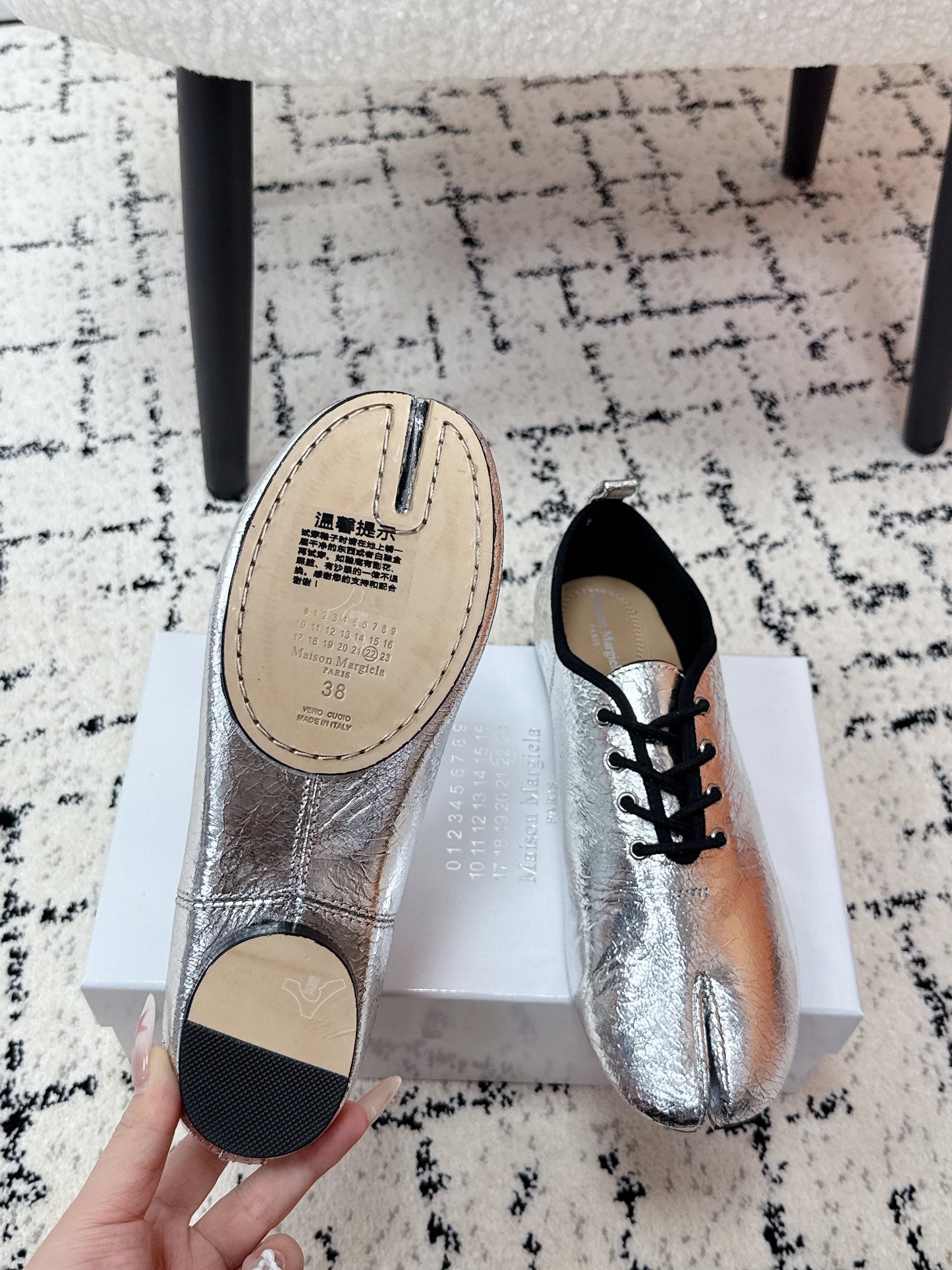 MM Tabi 6-Point Toe Lace-up Shoes Sliver Metalic Calfskin 558425