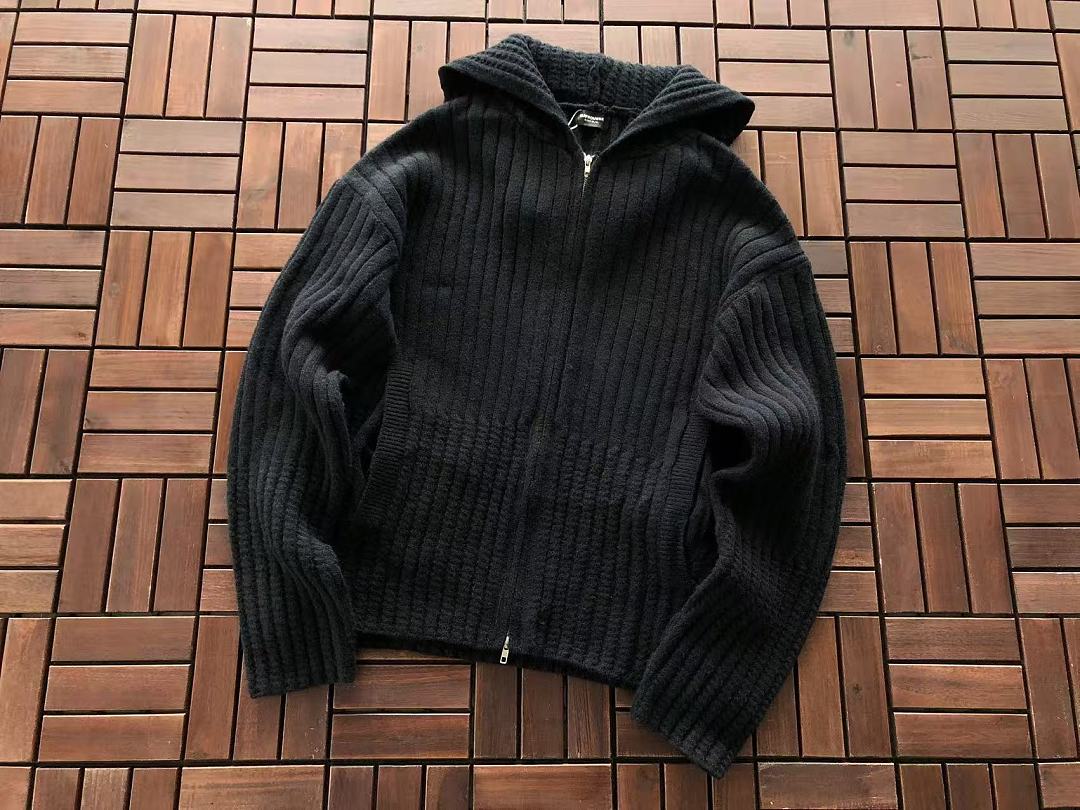 FAR SWEATER