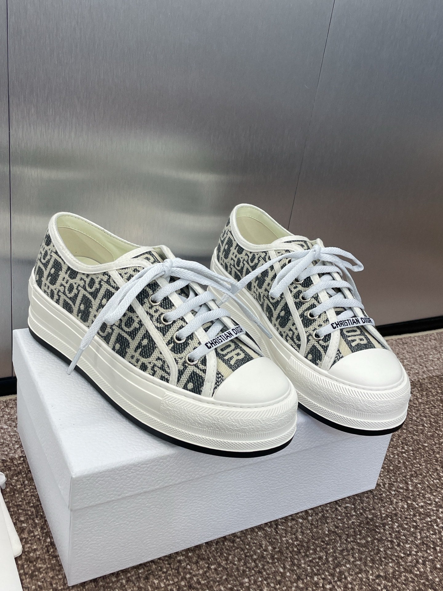 DIOR