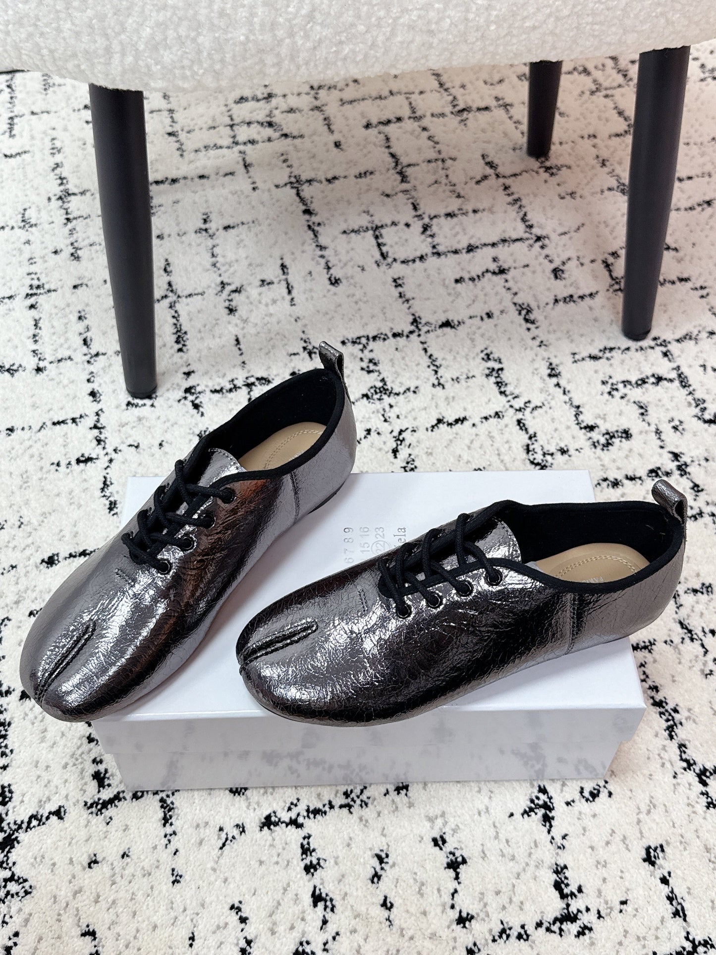 MM Tabi 6-Point Toe Lace-up Shoes Dark Grey Metalic Calfskin 558424