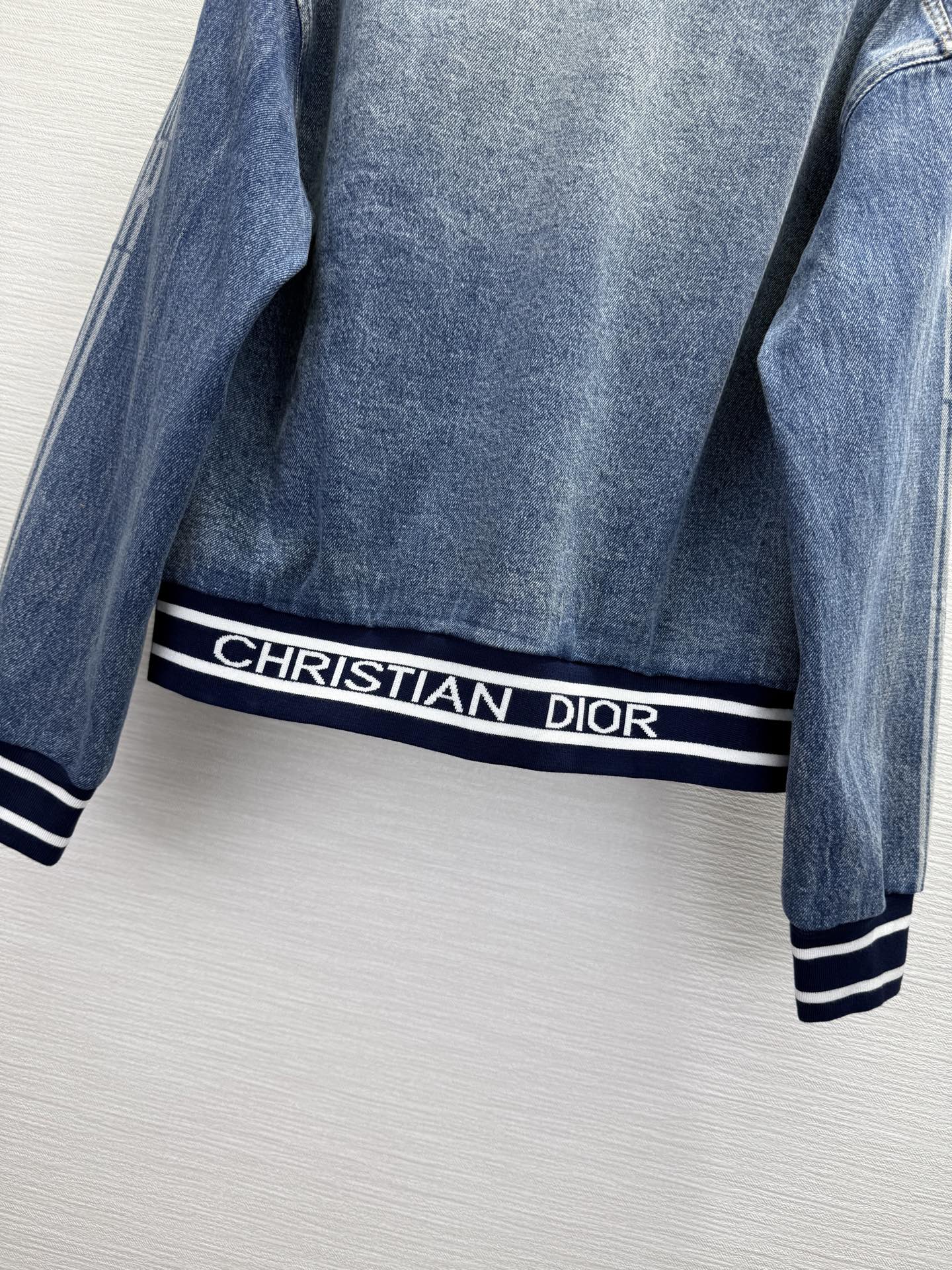 DIOR