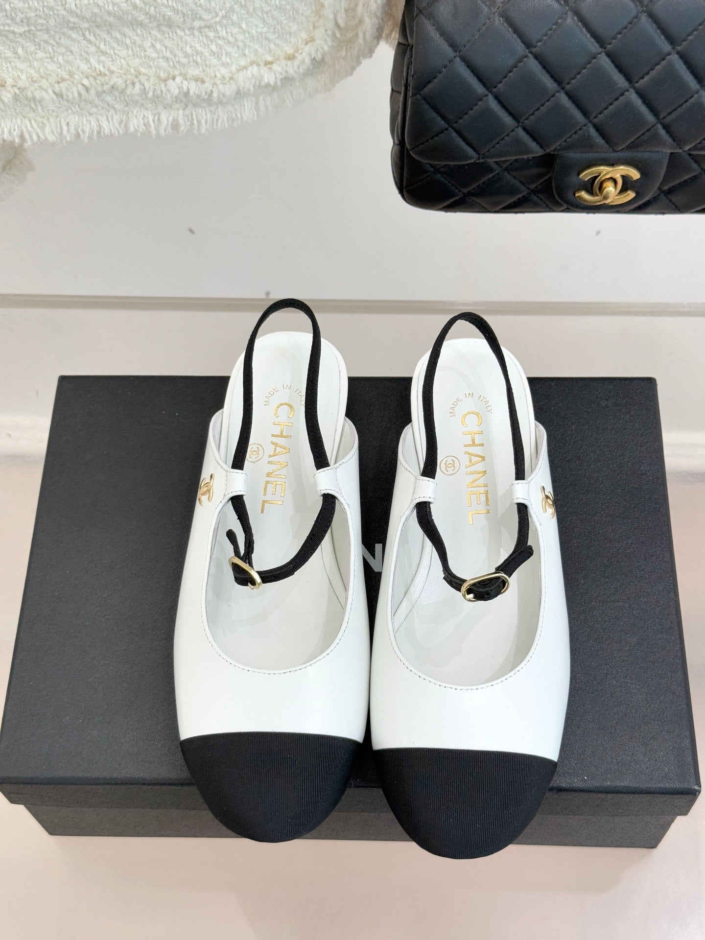 26C Two-tone Double C Flat Shoes Black White Sheeskin 557689
