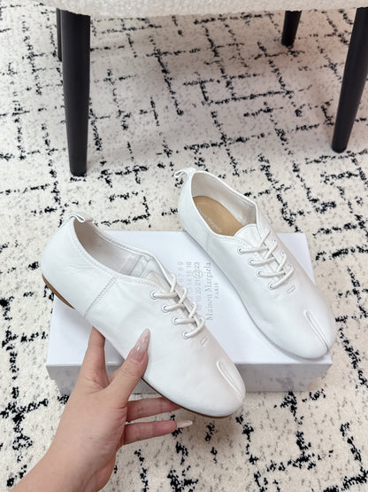 MM Tabi 6-Point Toe Lace-up Shoes White Calfskin 558421