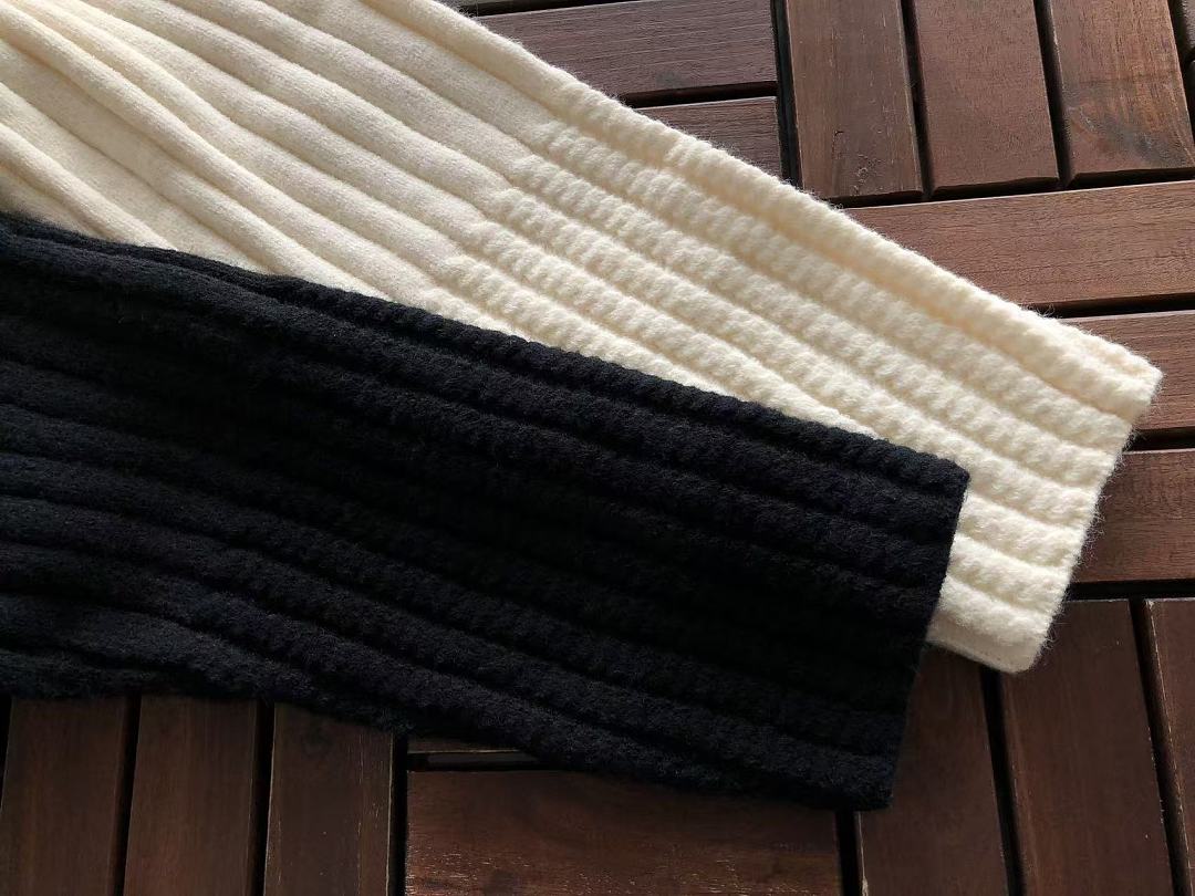FAR SWEATER
