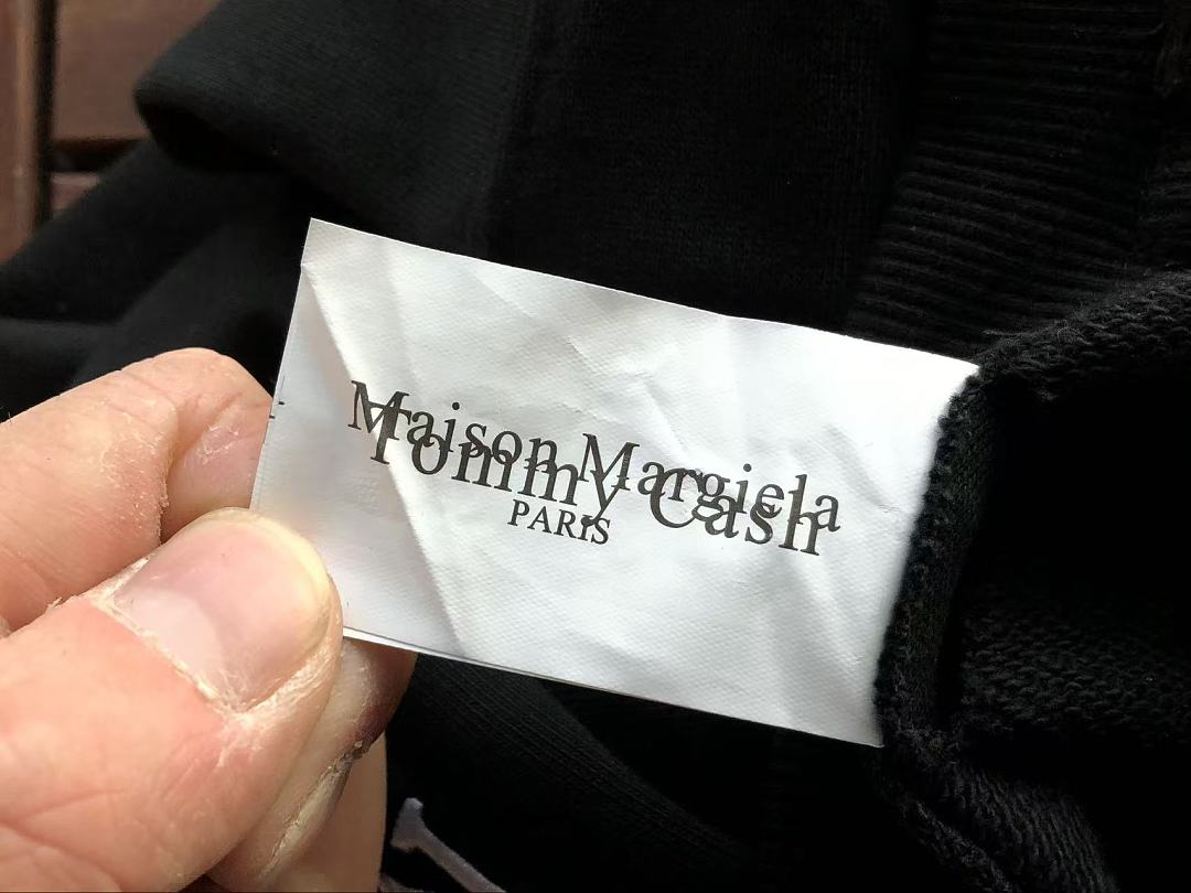 M🔥IS🔥N M🔥R🔥IE🔥A & TOMMY CASH SWEATER