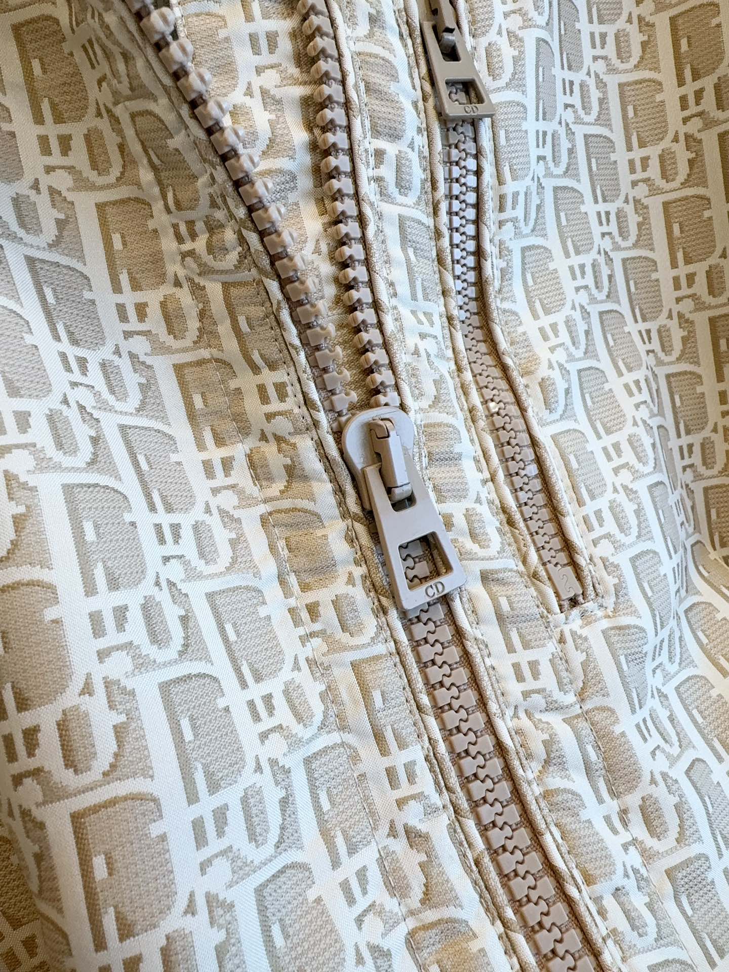 DIOR