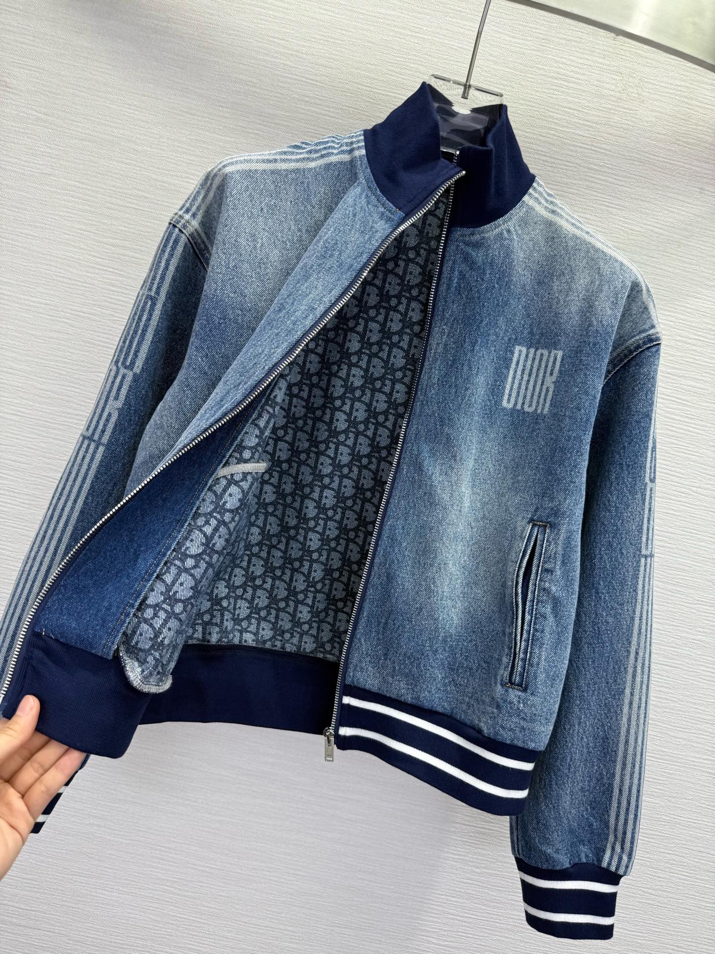 DIOR