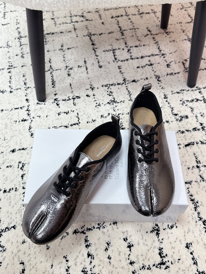 MM Tabi 6-Point Toe Lace-up Shoes Dark Grey Metalic Calfskin 558424