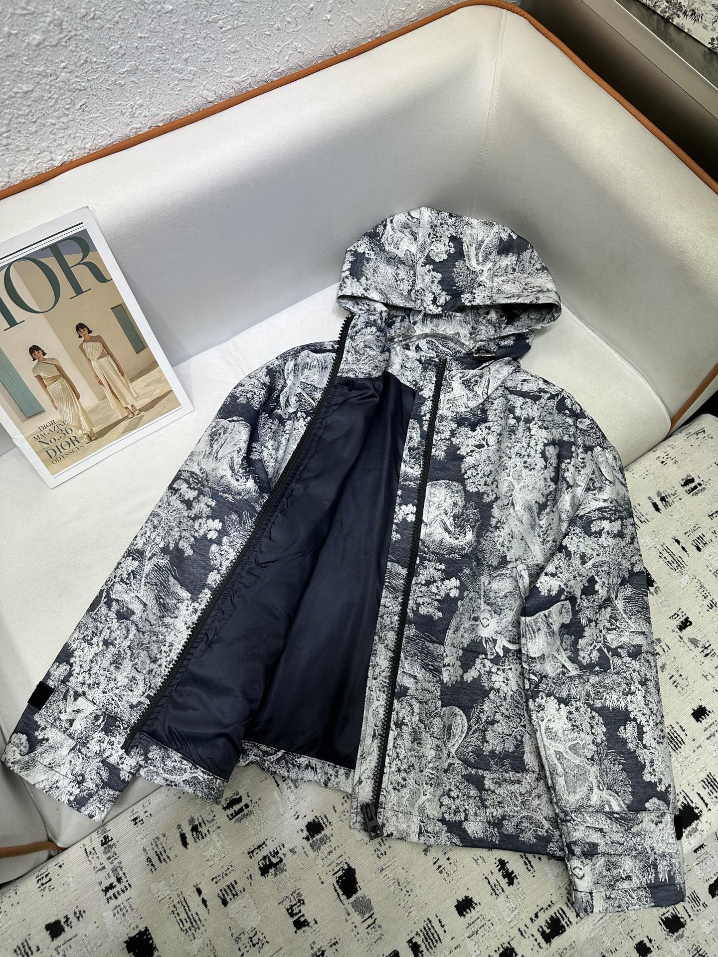 DIOR