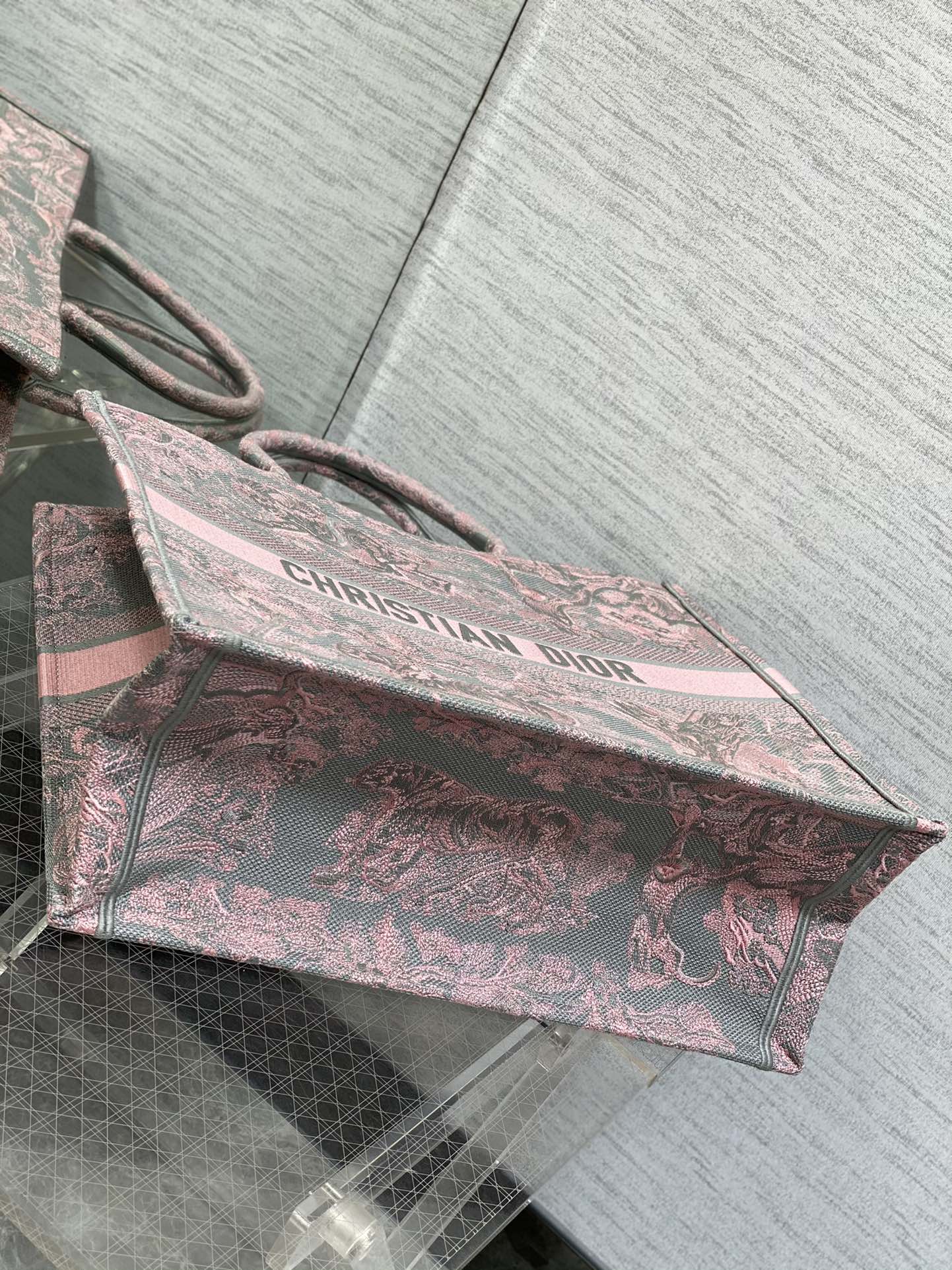 DIOR