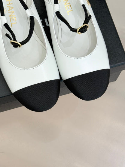 26C Two-tone Double C Flat Shoes Black White Sheeskin 557689