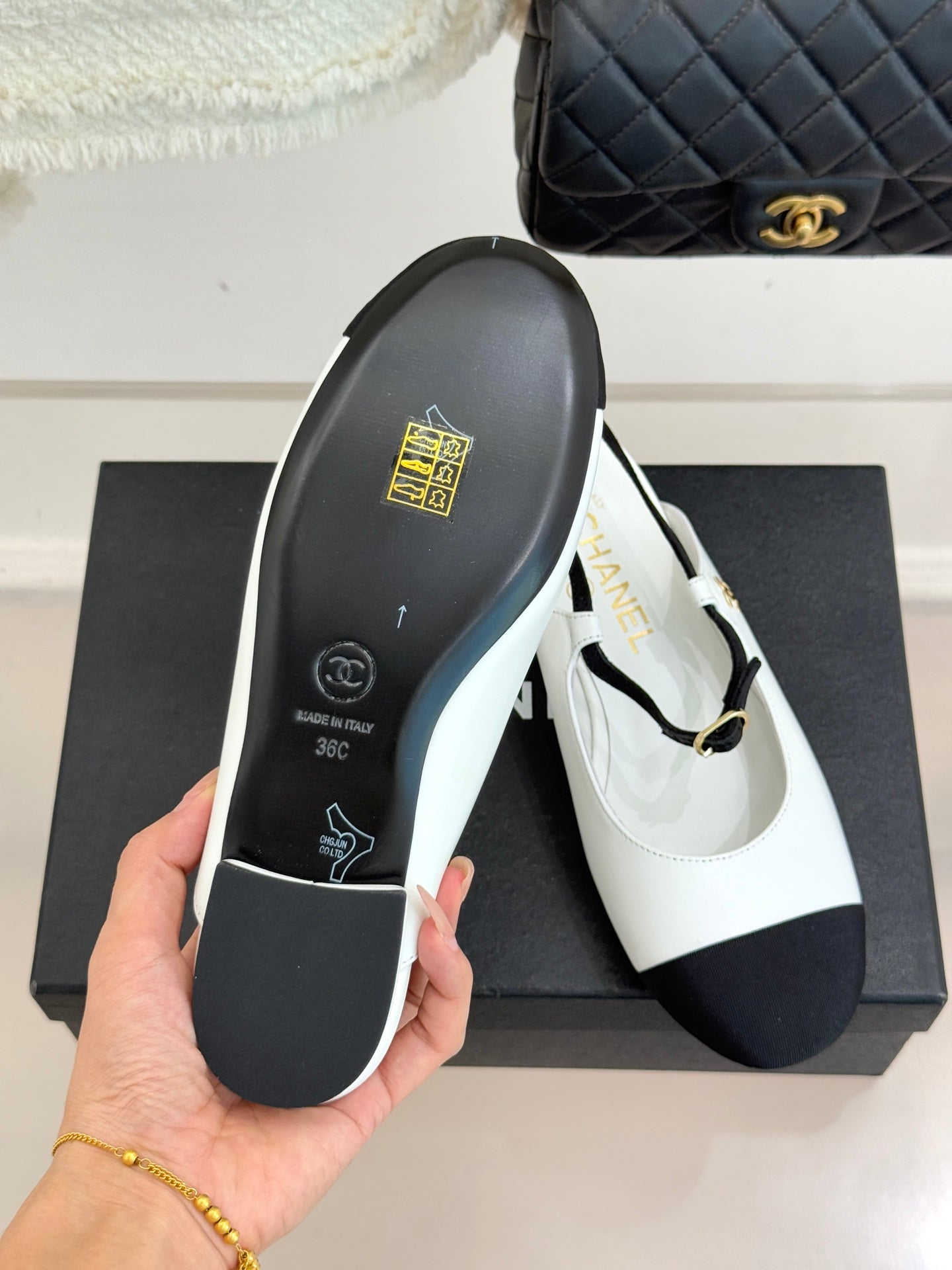 26C Two-tone Double C Flat Shoes Black White Sheeskin 557689