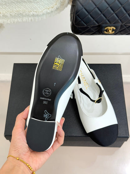 26C Two-tone Double C Flat Shoes Black White Sheeskin 557689