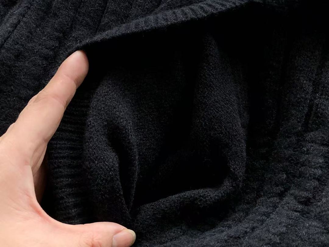 FAR SWEATER