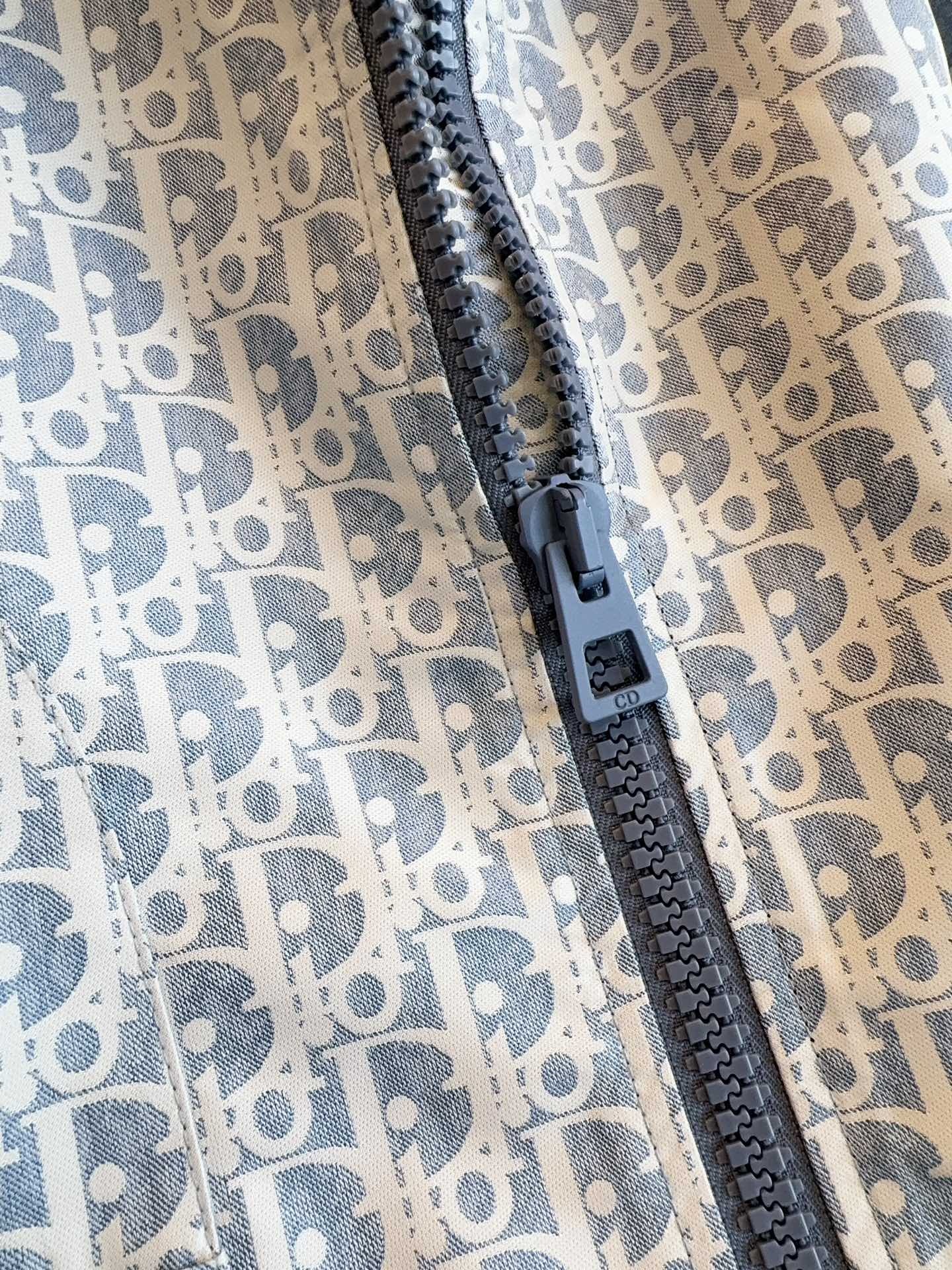 DIOR