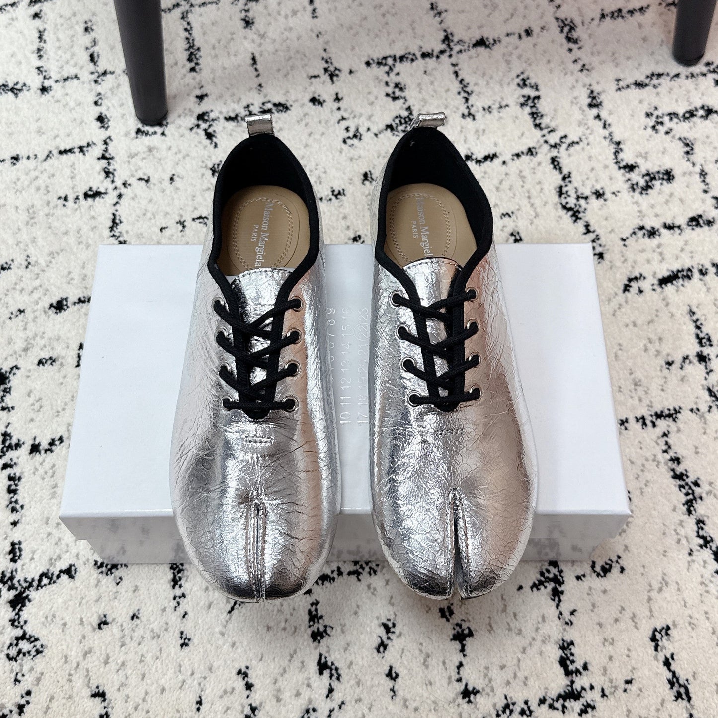 MM Tabi 6-Point Toe Lace-up Shoes Sliver Metalic Calfskin 558425