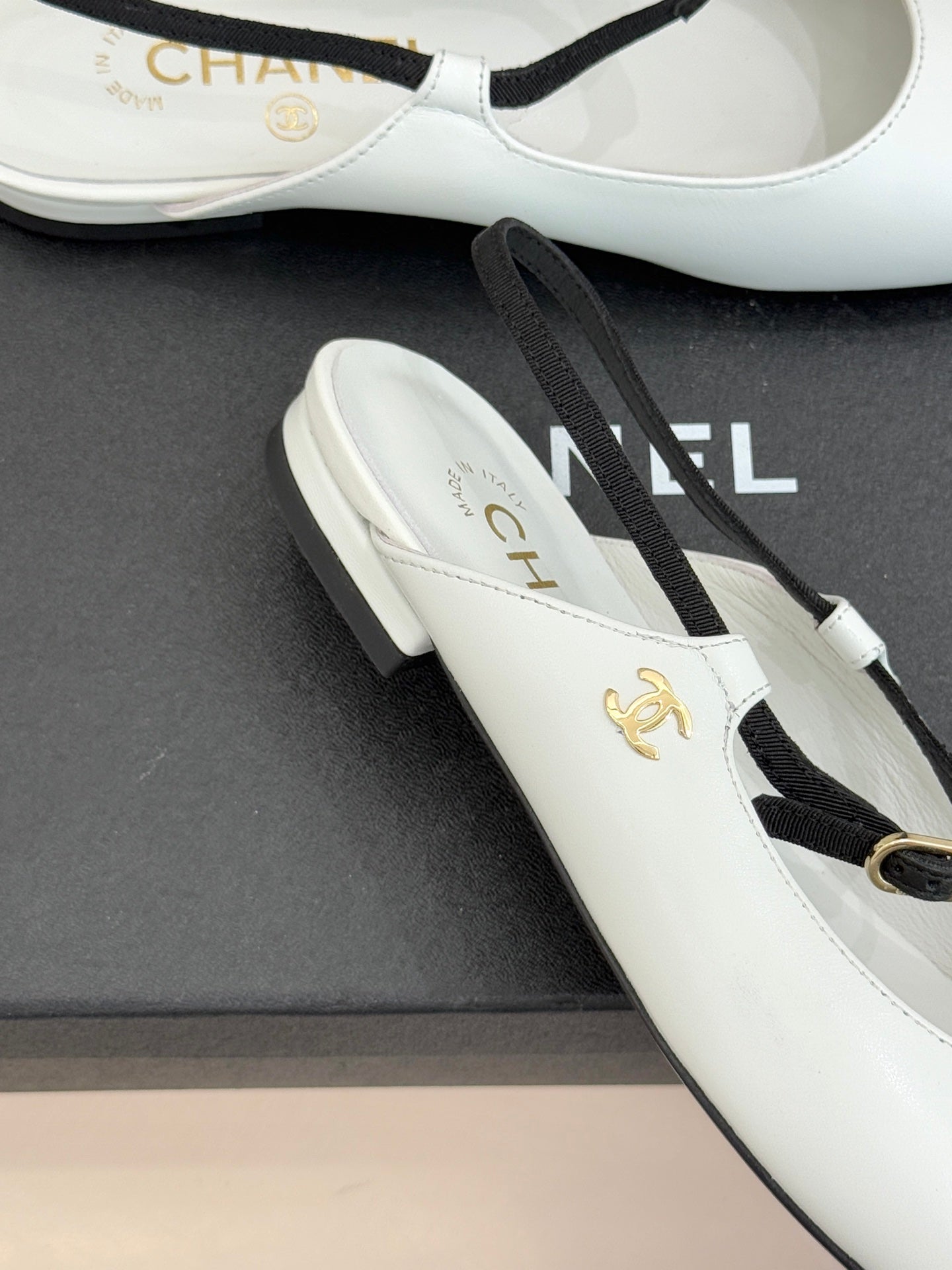 26C Two-tone Double C Flat Shoes Black White Sheeskin 557689