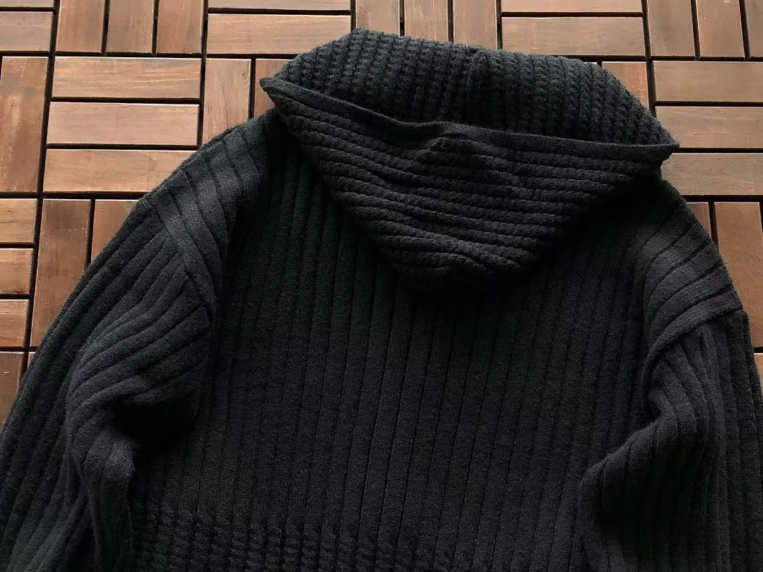 FAR SWEATER