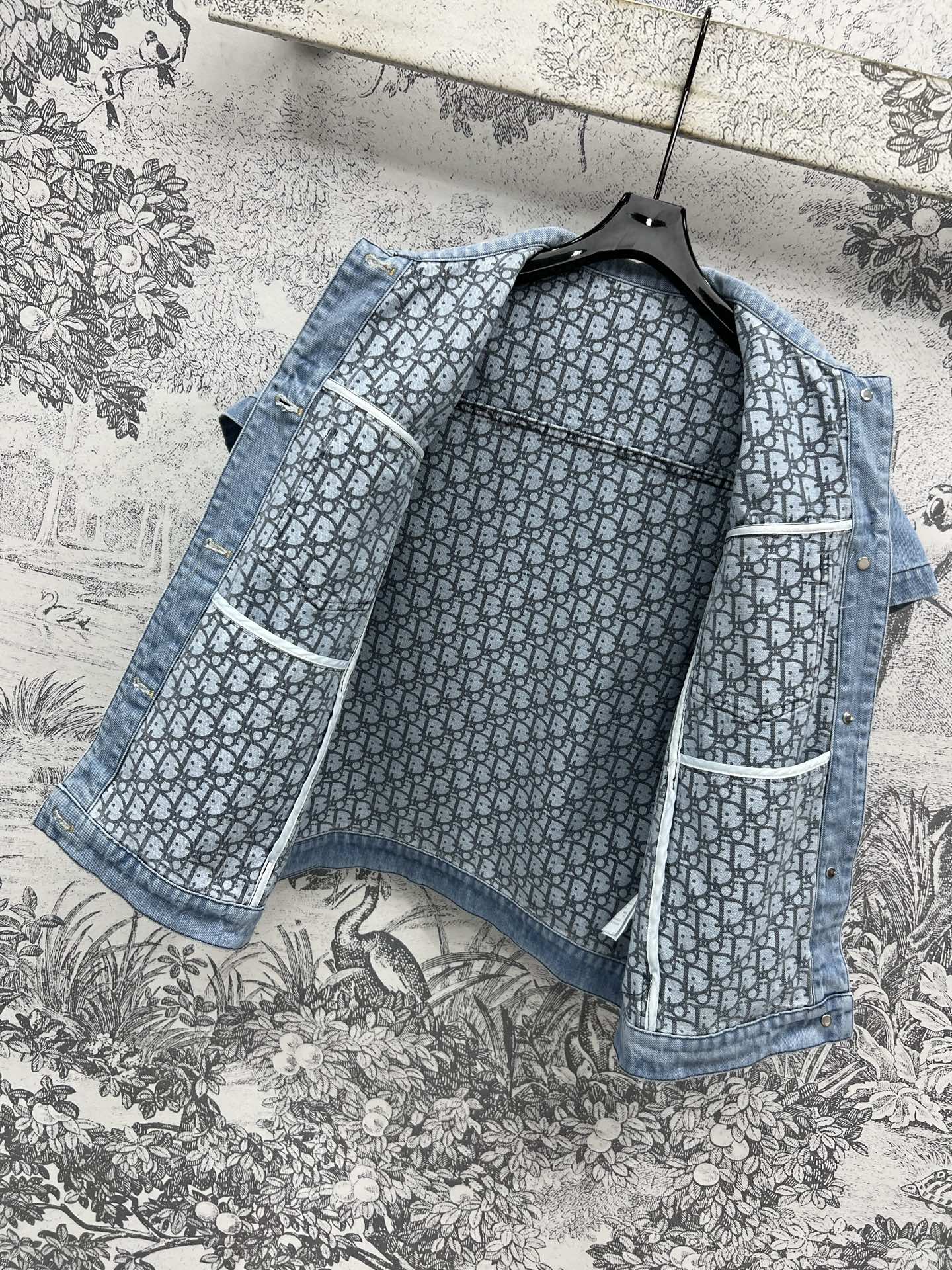 DIOR