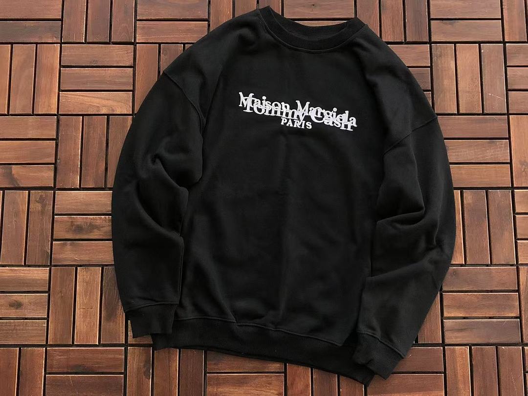 M🔥IS🔥N M🔥R🔥IE🔥A & TOMMY CASH SWEATER