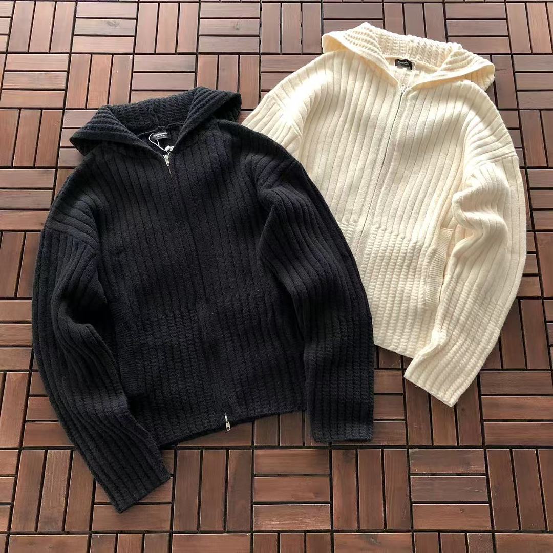 FAR SWEATER