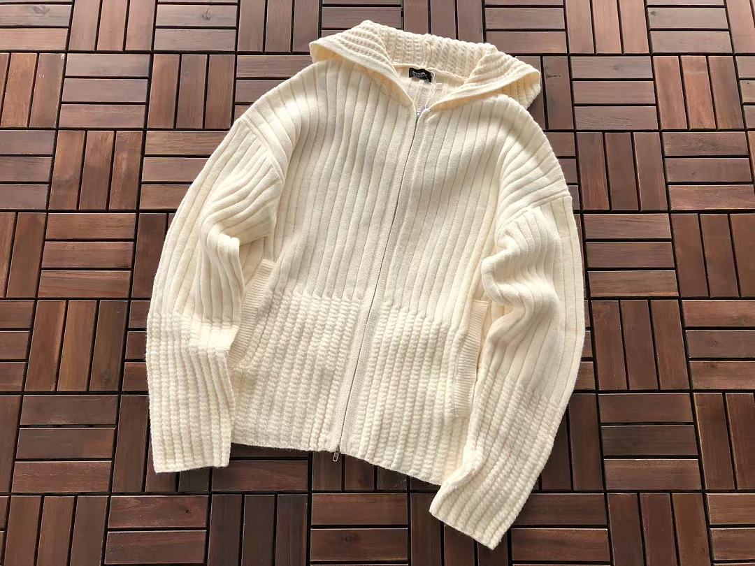 FAR SWEATER