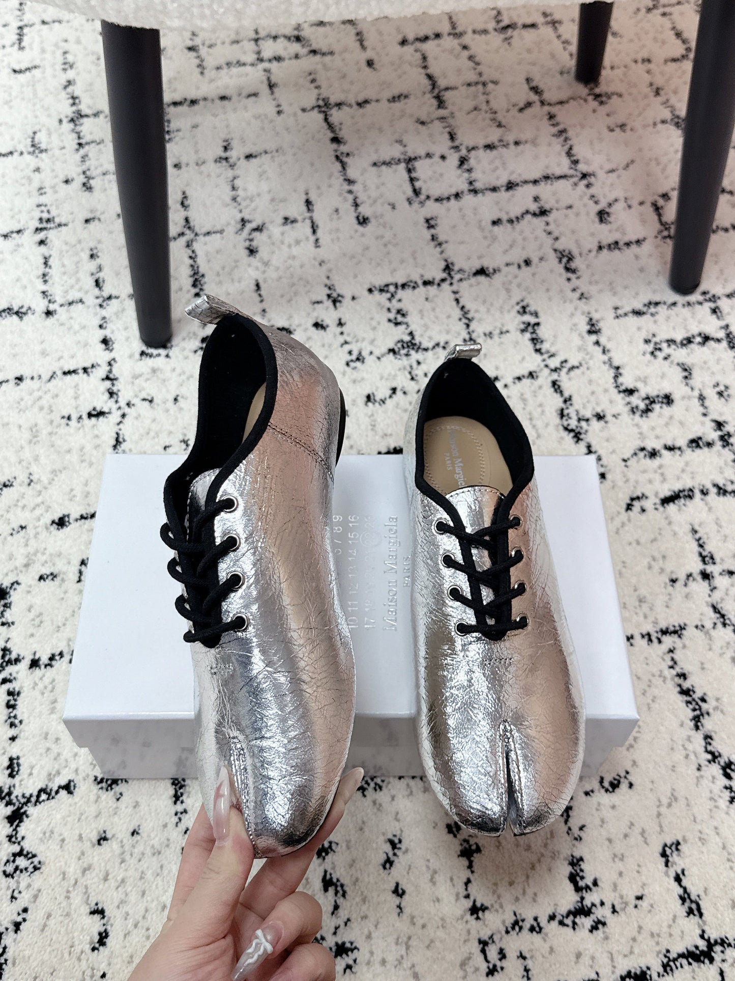 MM Tabi 6-Point Toe Lace-up Shoes Sliver Metalic Calfskin 558425